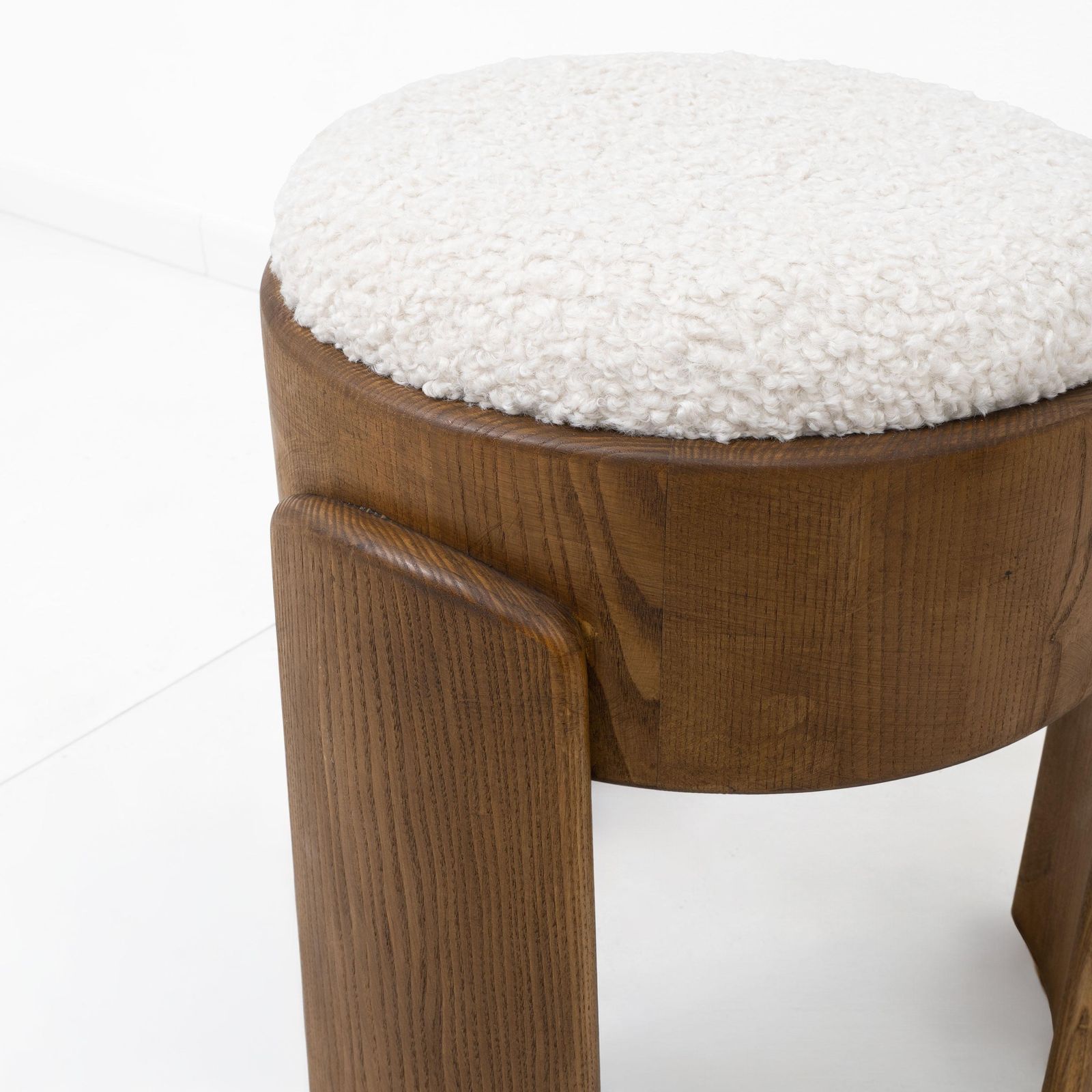 Paar Art Deco Krukken van Essenhout met Witte Bouclé Bekleding photo vinterior