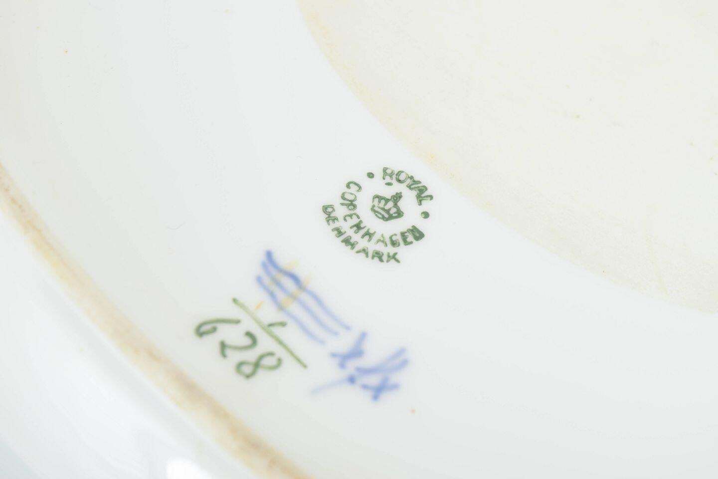 Royal Copenhagen. Plat ovale Bleu Cannelé Demi-Dentelle en porcelaine, 1950 photo Décoration