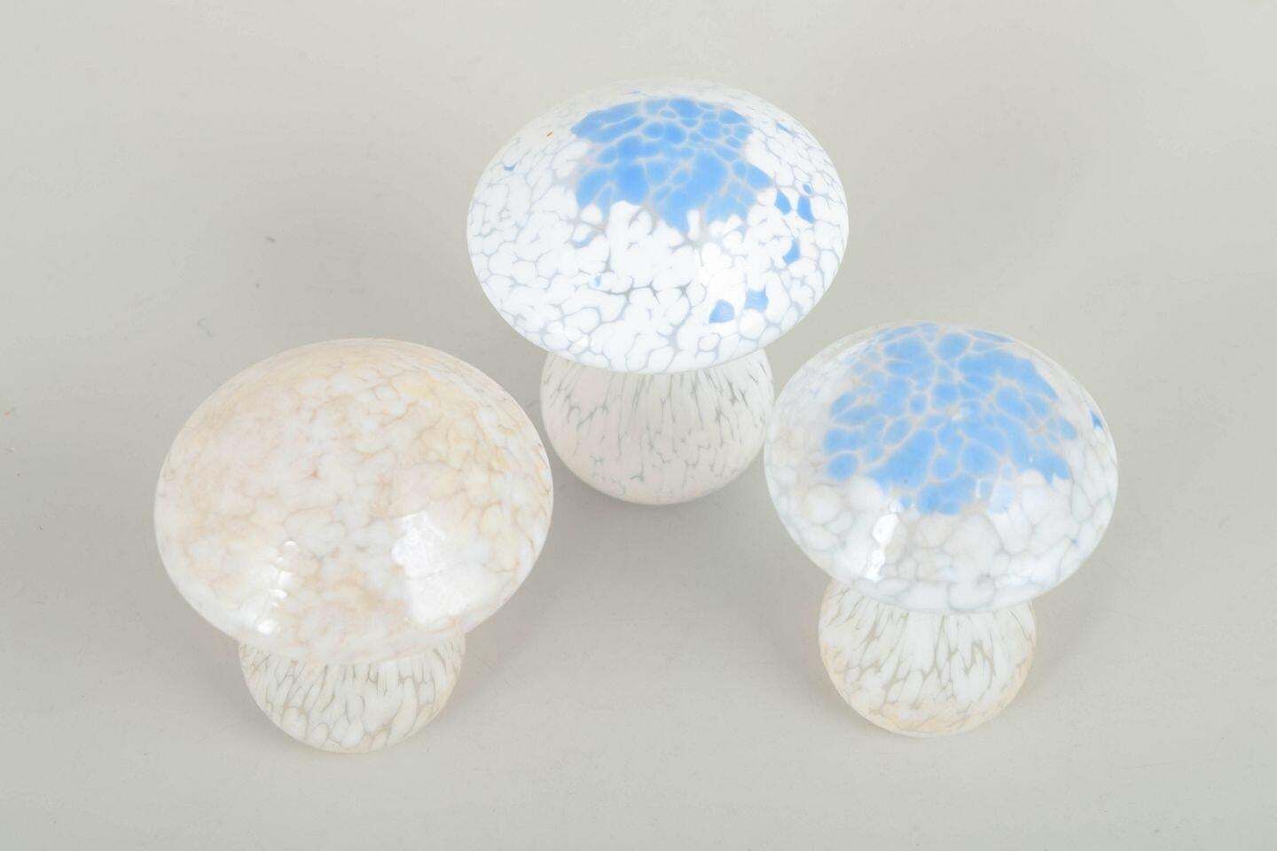 Laxå Glashytta. Set van drie decoratieve paddenstoelen in kunstglas. Jaren 1970/80 photo furniture