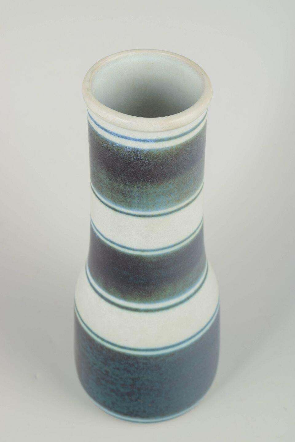 Gunnar Nylund voor Rörstrand. Stoneware vaas uit de "Banderillo" serie, jaren 1960. photo furniture