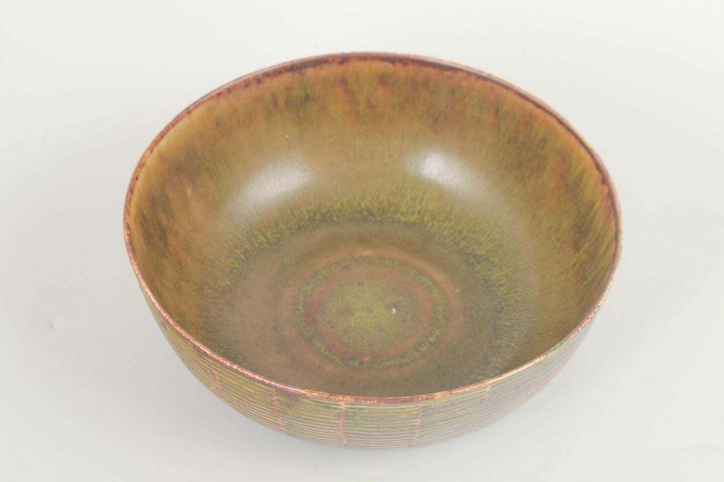 Axel Salto voor Royal Copenhagen. Laag stoneware schaal met geribbeld oppervlak. photo furniture