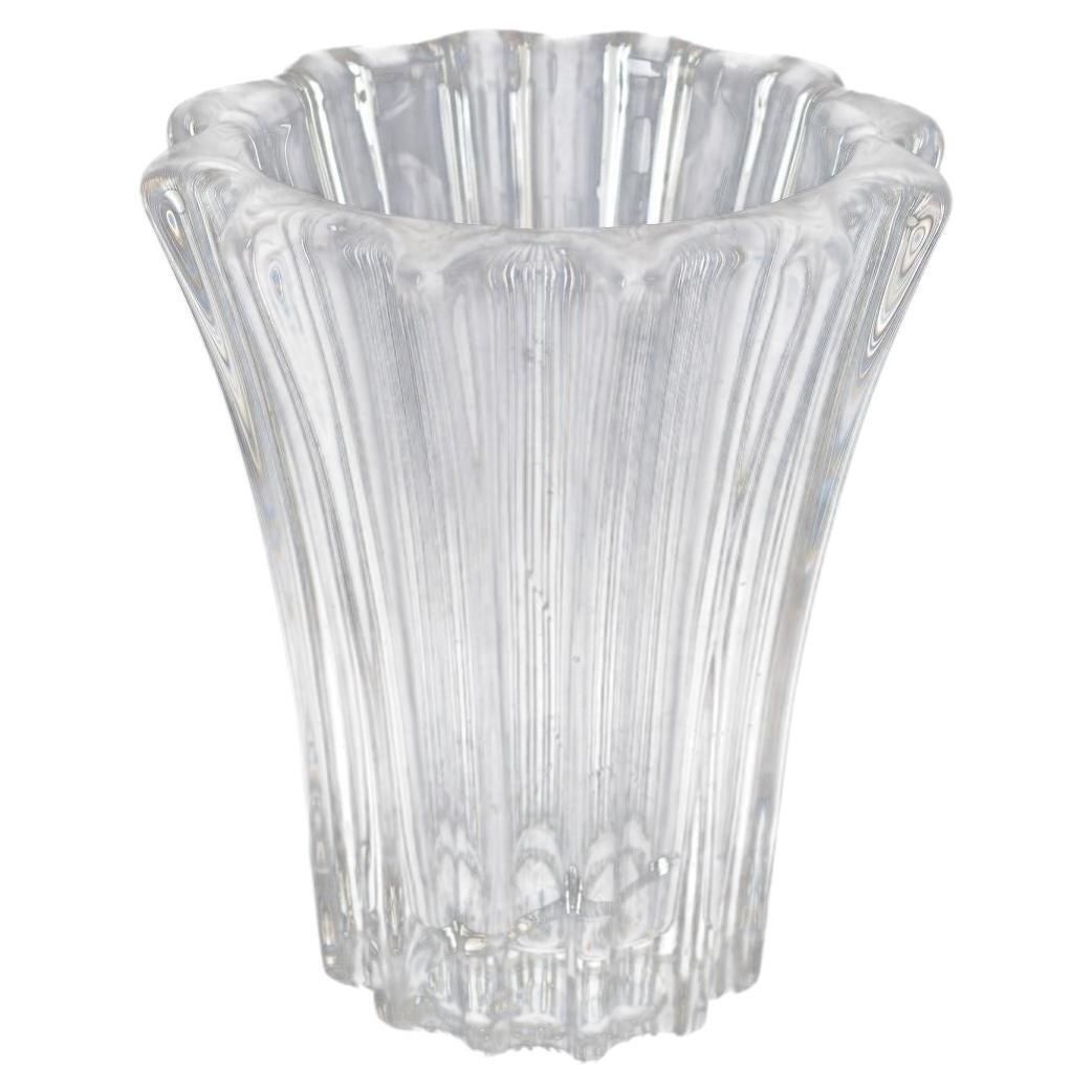 Pierre D'avesn. Art Deco glazen vaas met verticale ribbels. Midden 20e eeuw.