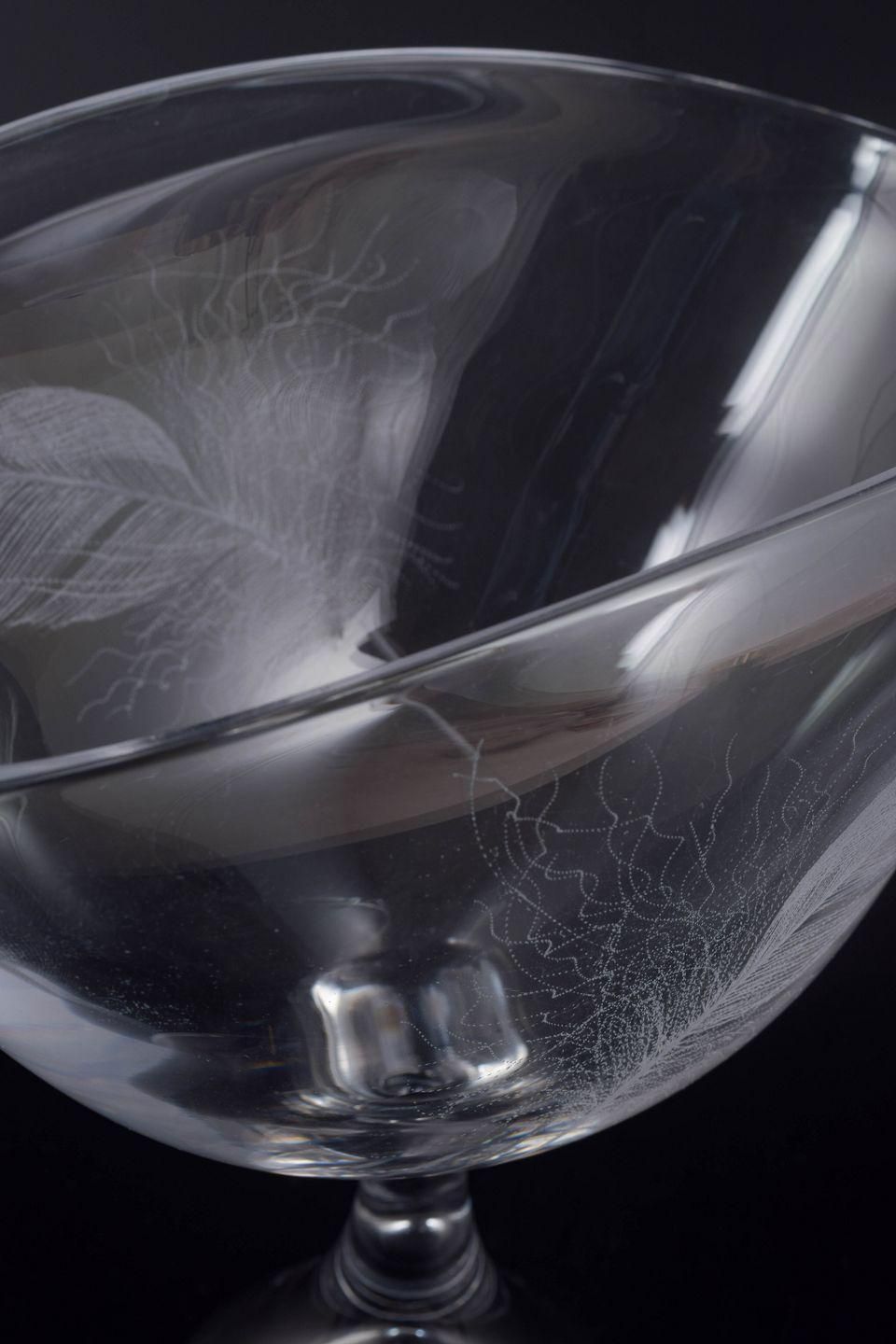 Vicke Lindstrand voor Kosta. Kunstglas voetschaal, midden 20e eeuw. photo Woonaccessoires