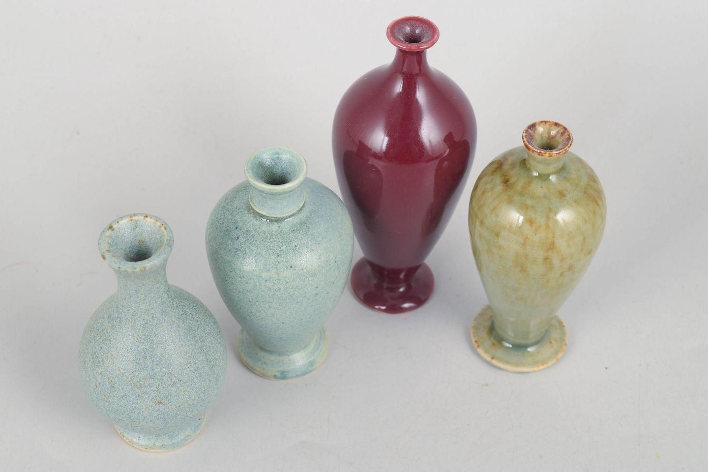 Per Liljegren. Ensemble de quatre vases miniatures en grès. Années 1980/90 photo furniture