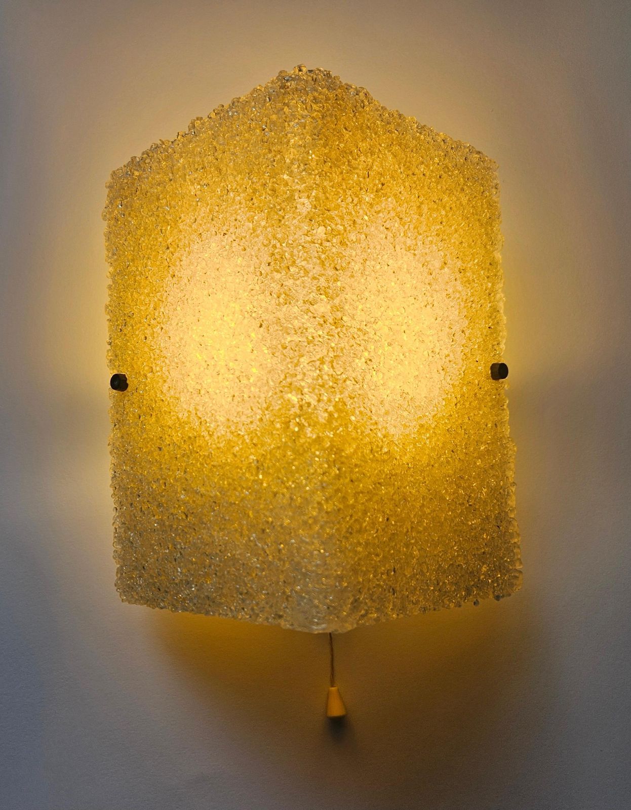 Zeldzame mid-century wandlamp van lucite – Pokrok, jaren 1960 photo vinterior