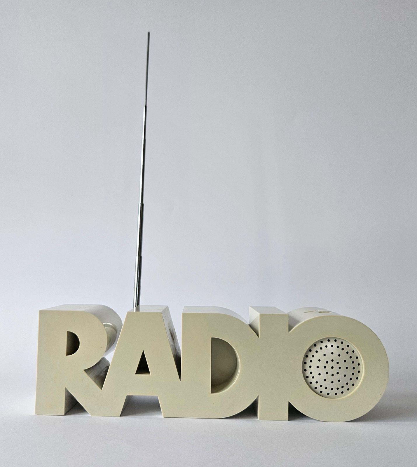 Zeldzame mid-century tafel- of bureauradio, Space Age, Italië, jaren 1970 photo furniture