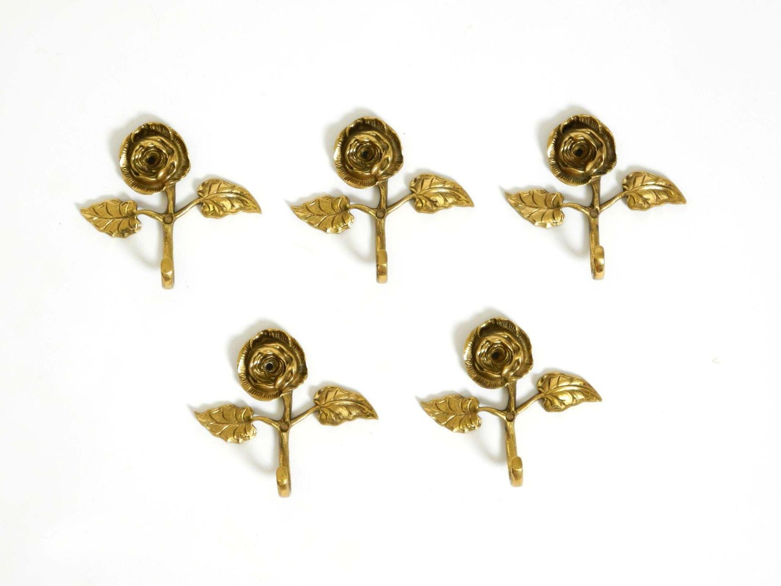 Set van vijf massief messing rozenvormige wandkapstokken – Mid-Century photo for sale