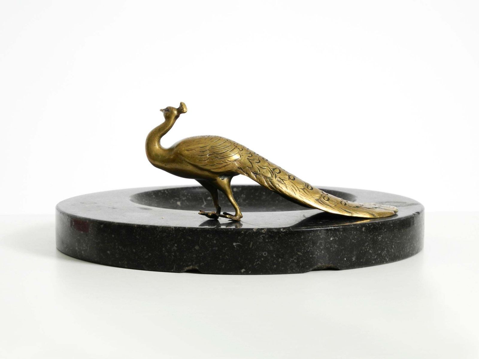 Woonaccessoires Grote zwarte granieten valet tray met messing pauw, ca. 1920 photo