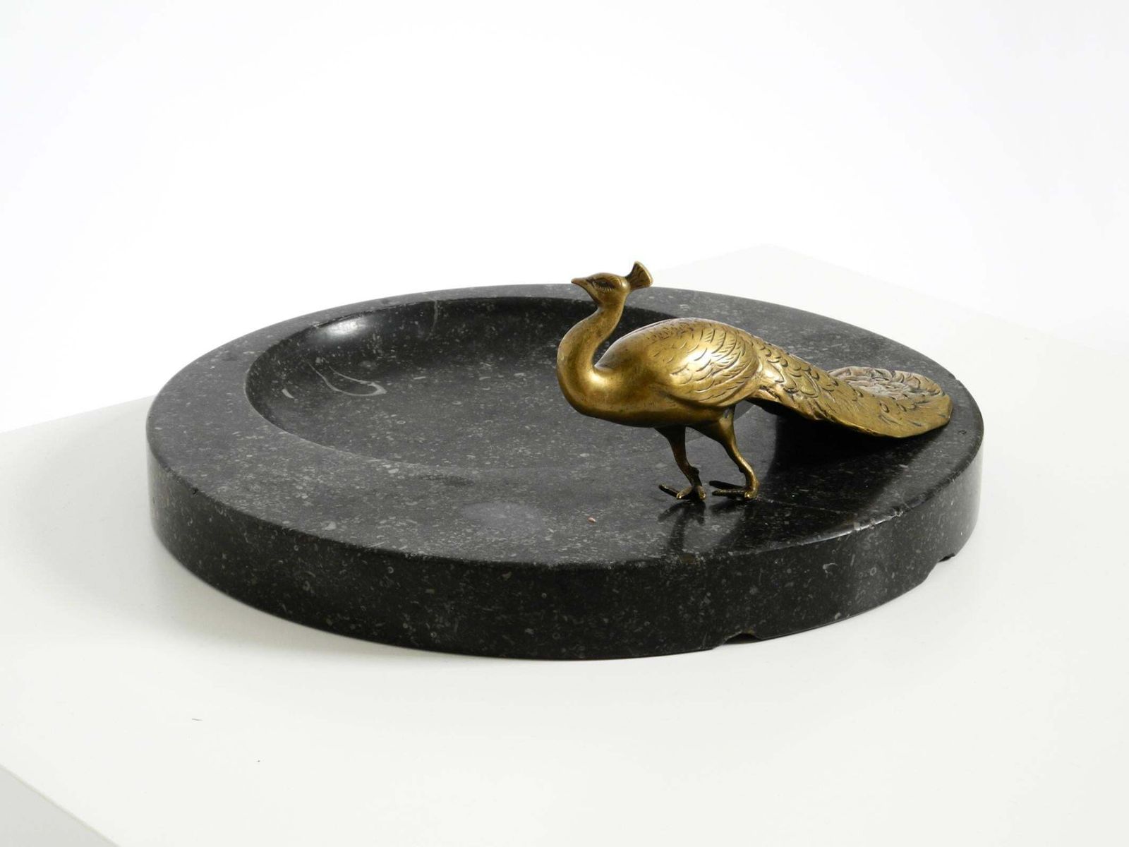 photo vinterior Grote zwarte granieten valet tray met messing pauw, ca. 1920
