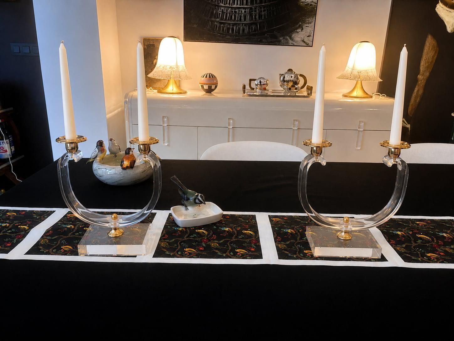 Paar vintage kandelaars van helder acryl met twee lichten, goudkleurige kaarsenhouders, rechthoekige Lucite-voeten, Hollywood Regency-stijl photo Woonaccessoires
