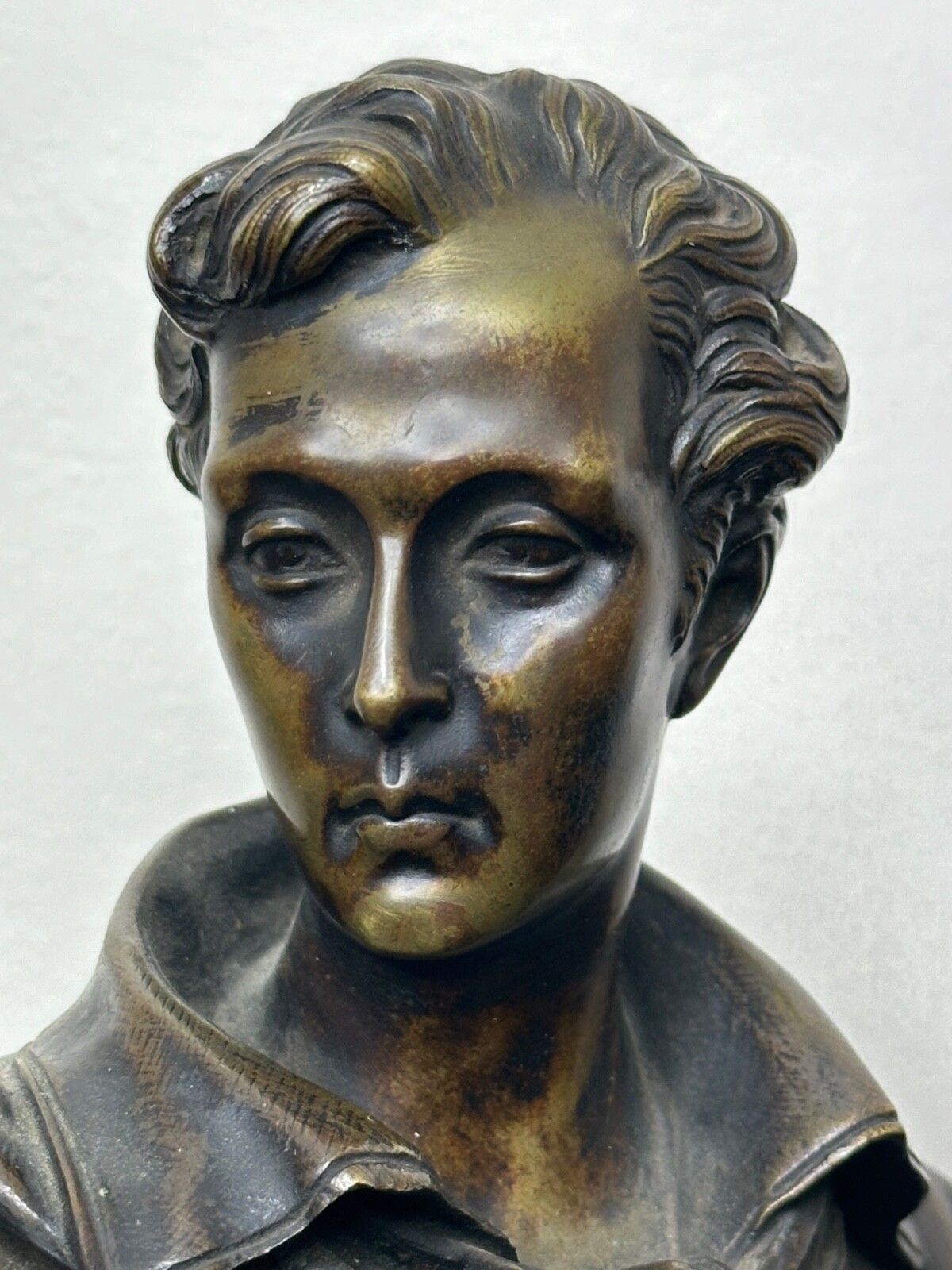 Paar 19e-eeuwse bronzen sculpturen van de dichters Lord Byron & Sir Walter Scott photo for sale