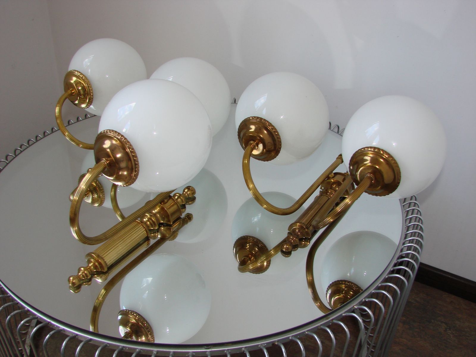 Set van 3 vintage messing wandlampen met matglazen bollen, jaren 1960 photo Verlichting