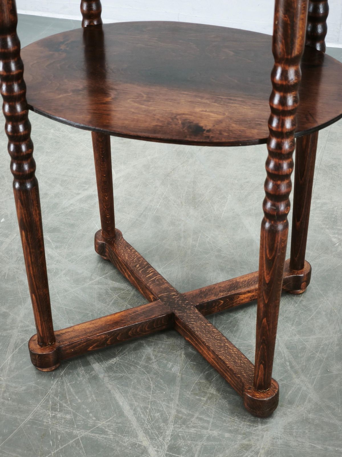Table d'appoint Art déco ovale en hêtre avec tablette inférieure, Tchécoslovaquie, années 1920 photo vintage