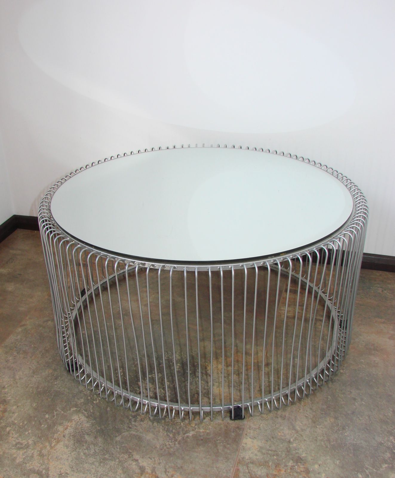 Ronde salontafel met gespiegeld blad, ca. jaren 1990. photo vinterior