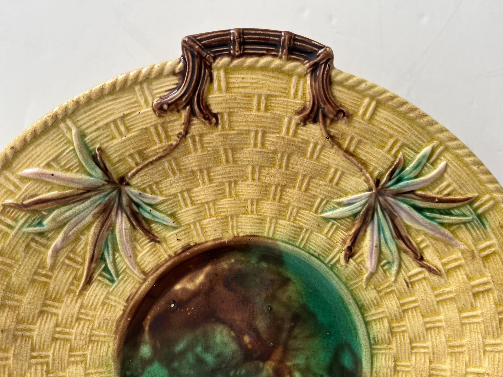 photo furniture Majolica sandwichschaal of serveerschaal, mogelijk Minton of George Jones, ca. 1860
