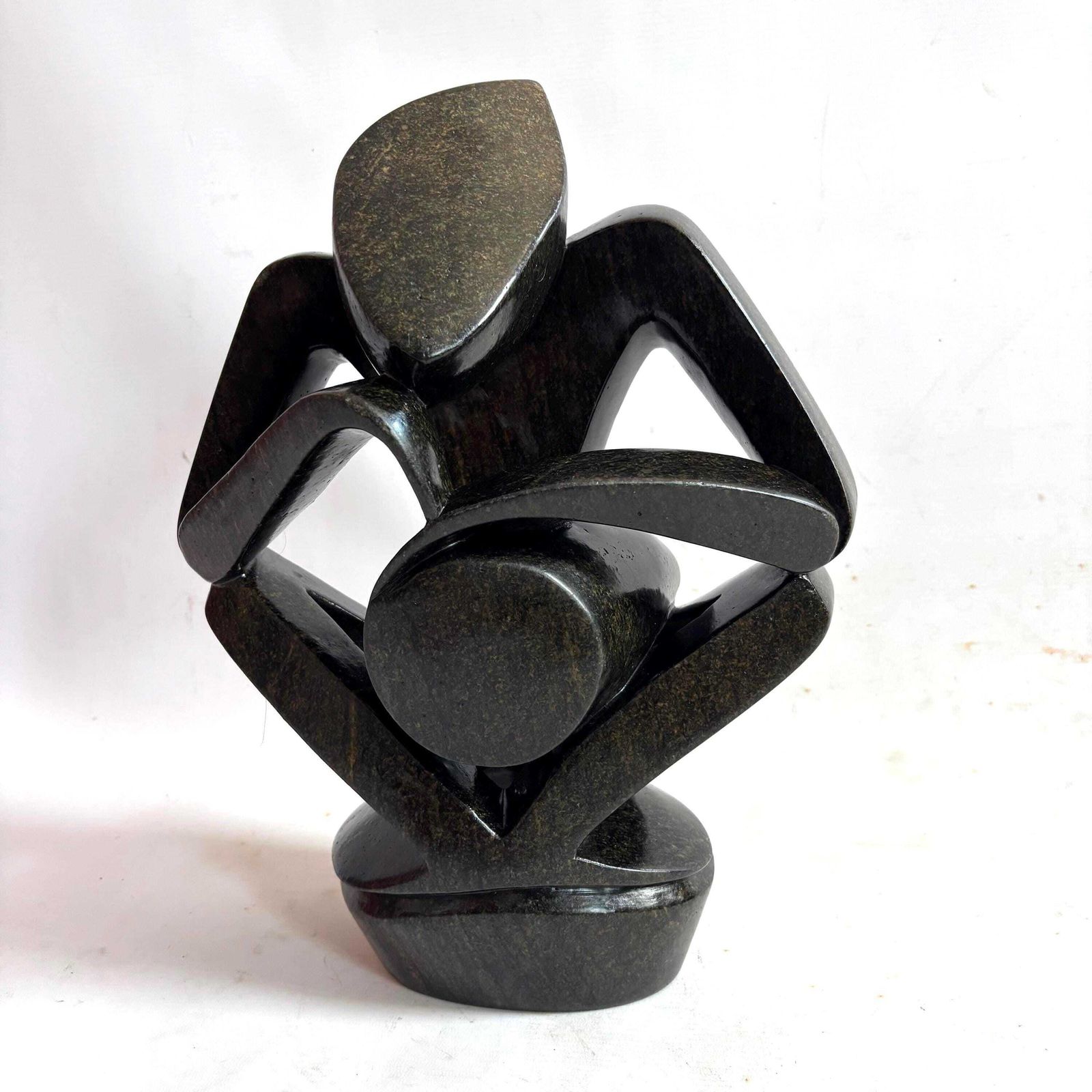 photo for sale Grande sculpture en pierre serpentine Shona par R. Phiri, art africain abstrait mid-century