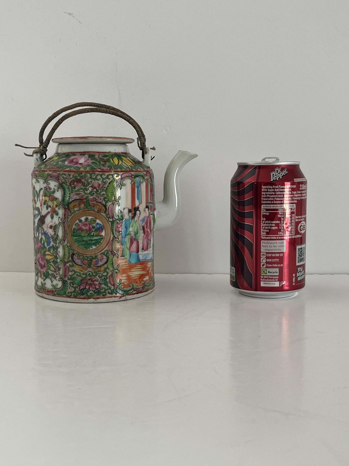 photo vintage Chinese exportporselein theepot Rose Medallion, handgeschilderd, Qing ca. 1810