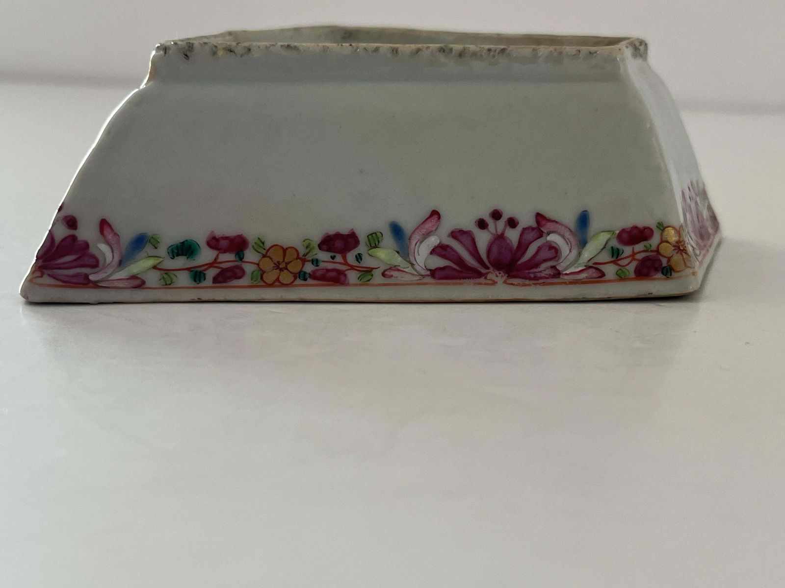 Chinese dekselbox, porselein Famille Rose, handgeschilderd, Qianlong ca. 1760 photo vinterior