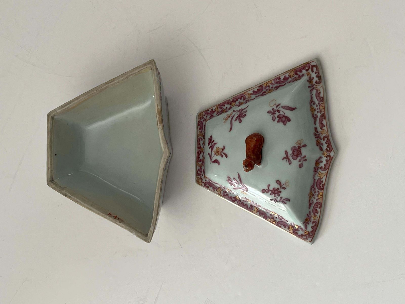 photo furniture Chinese dekselbox, porselein Famille Rose, handgeschilderd, Qianlong ca. 1760