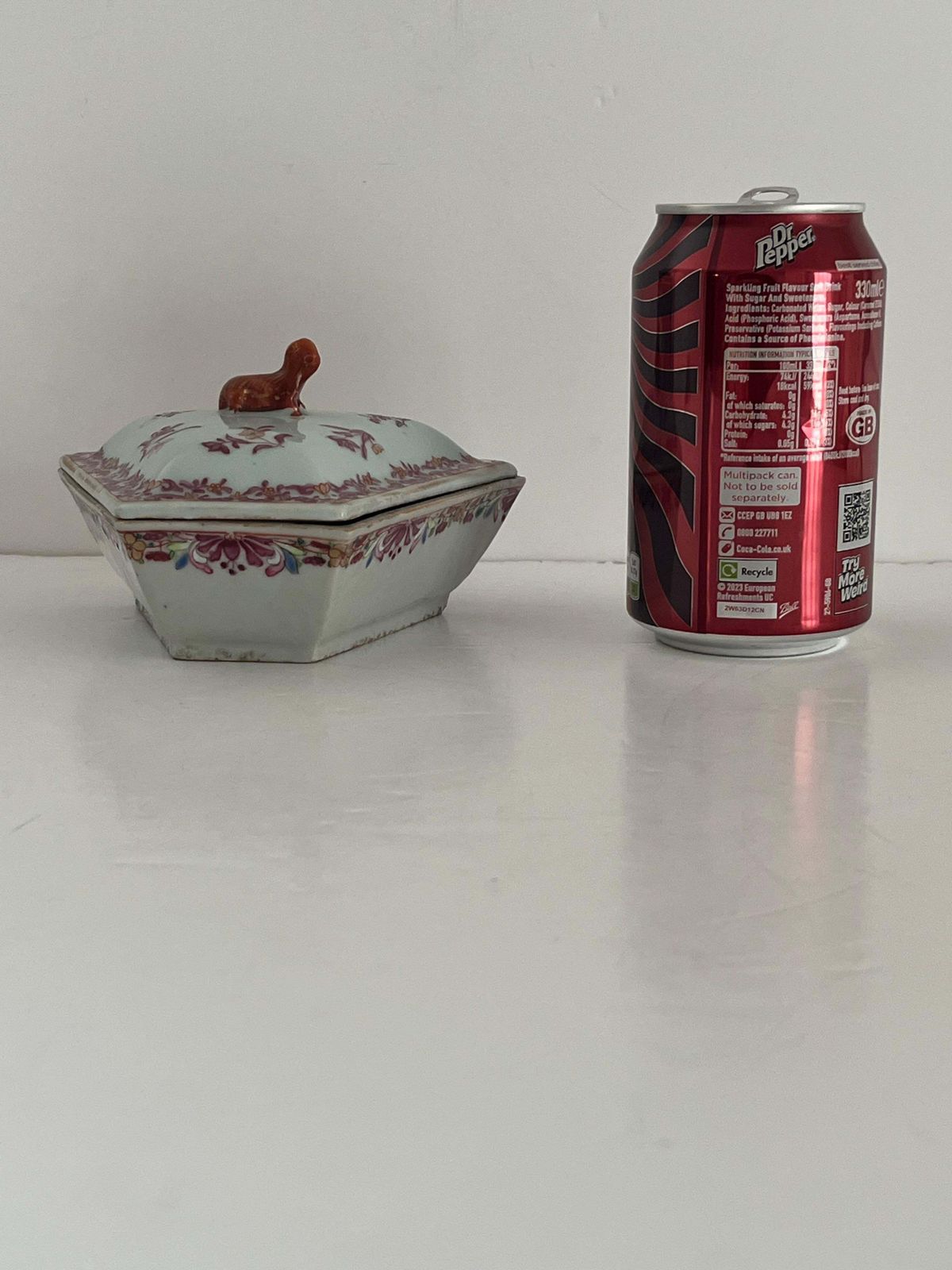 photo vinterior Chinese dekselbox, porselein Famille Rose, handgeschilderd, Qianlong ca. 1760