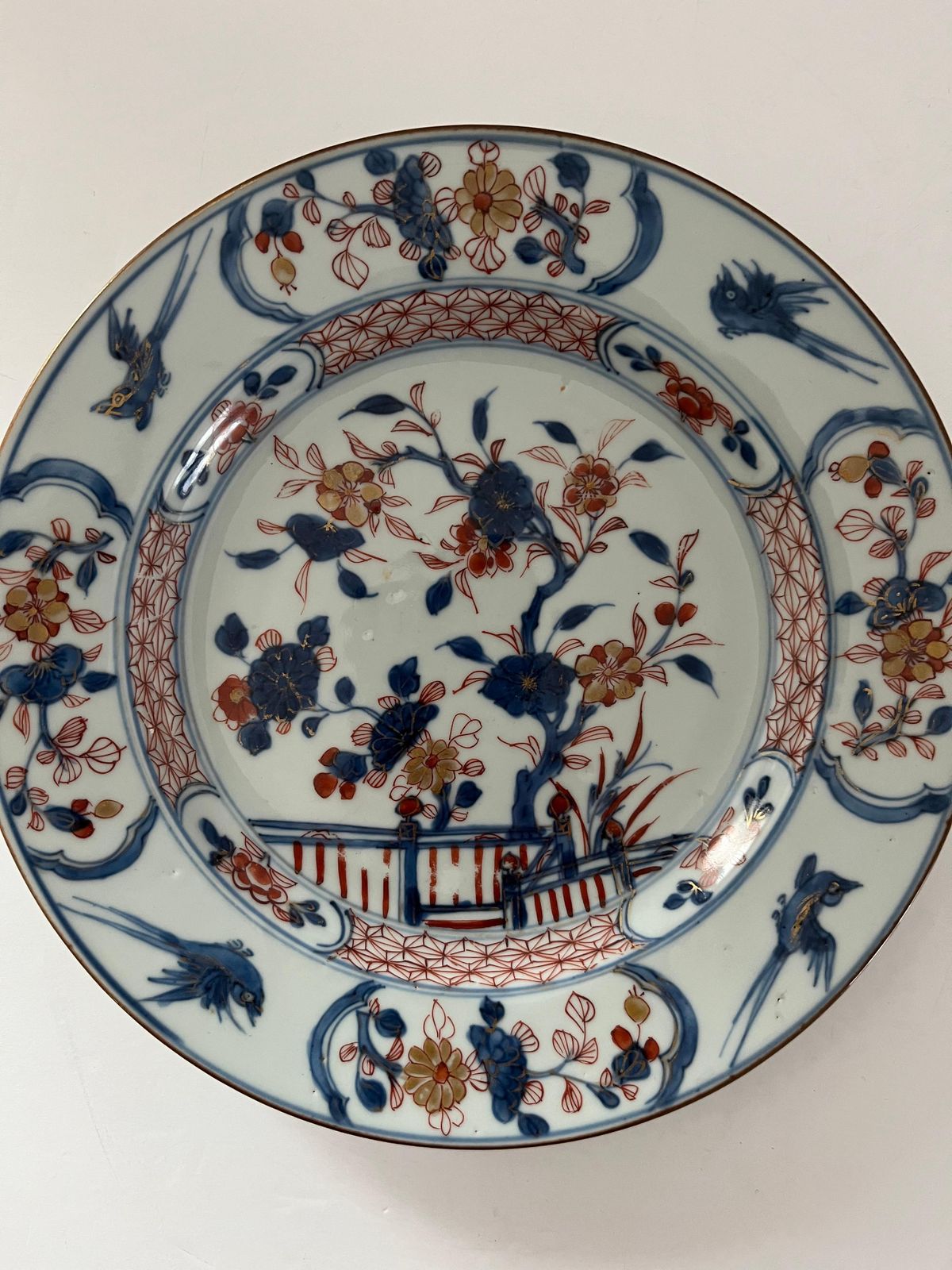 Chinees Kangxi Imari bord, porselein met bloemmotief, hek en vliegende vogels, ca. 1700 photo furniture