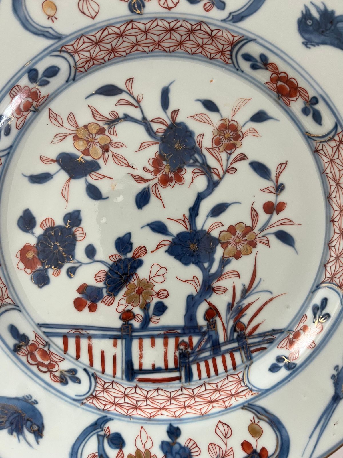 Chinees Kangxi Imari bord, porselein met bloemmotief, hek en vliegende vogels, ca. 1700 photo for sale