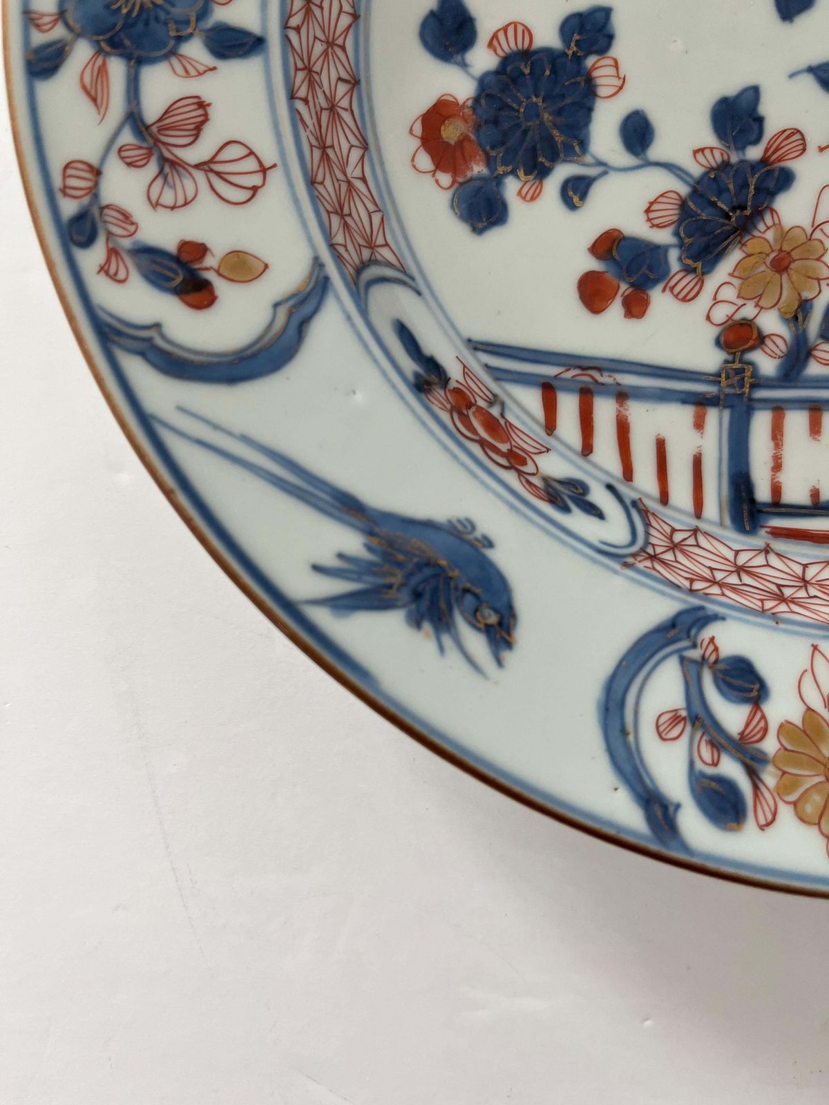 Chinees Kangxi Imari bord, porselein met bloemmotief, hek en vliegende vogels, ca. 1700 photo buy