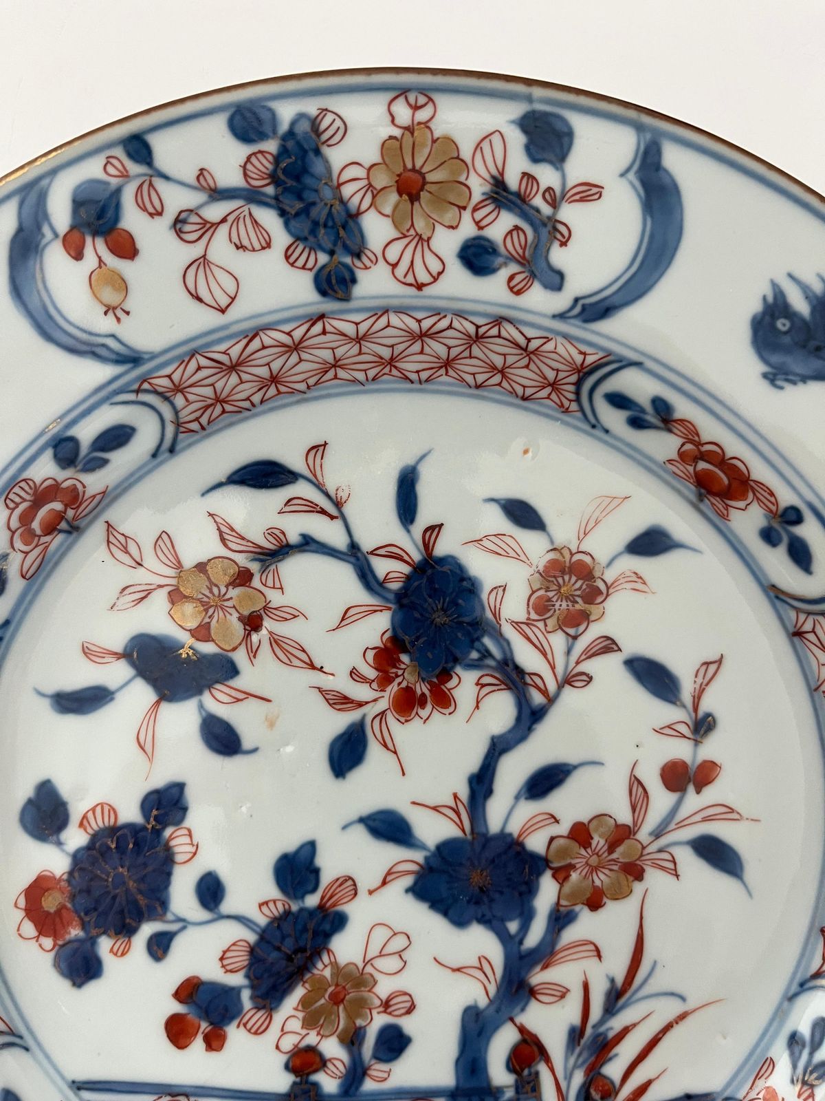 photo furniture Chinees Kangxi Imari bord, porselein met bloemmotief, hek en vliegende vogels, ca. 1700