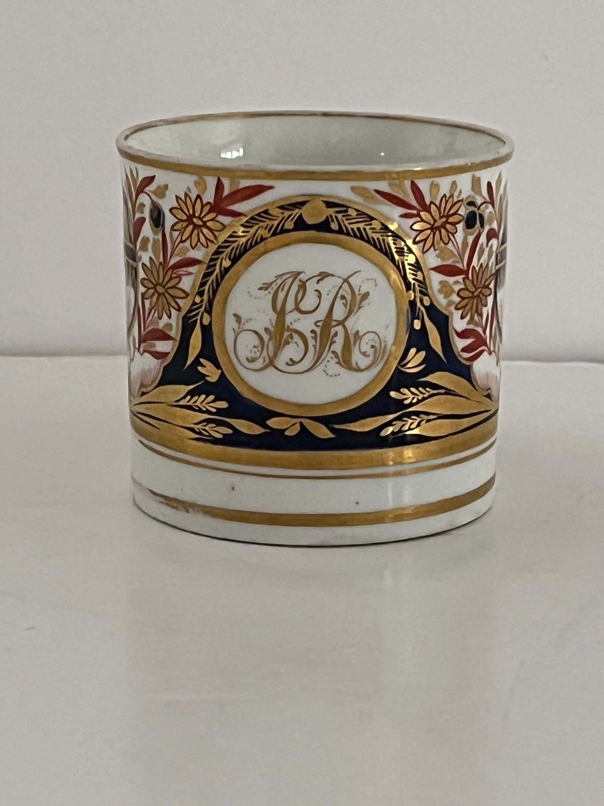 Vroeg Minton Porseleinen Koffiekopje, Gemonogrammeerd en Handgeschilderd Patroon 202, ca. 1810 photo for sale