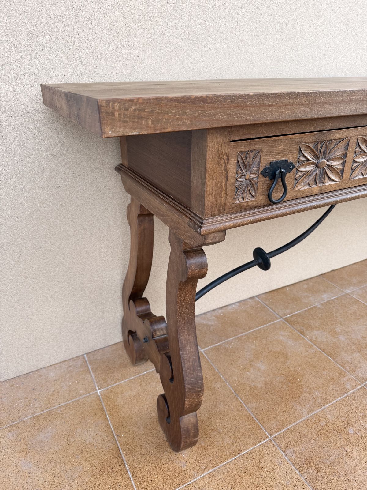 photo furniture Spaanse rustieke consoletafel van gesneden hout, midden 20e eeuw