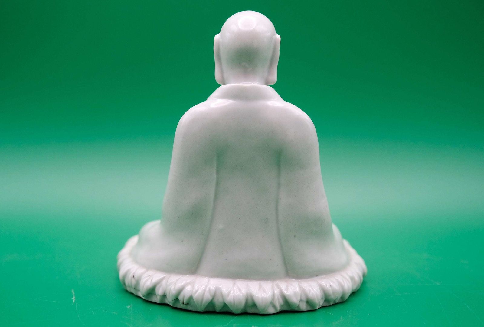 photo furniture Vintage Blanc de Chine Dehua Porselein Luohan Arhat Figuur Chinese Boeddhistische Monnik