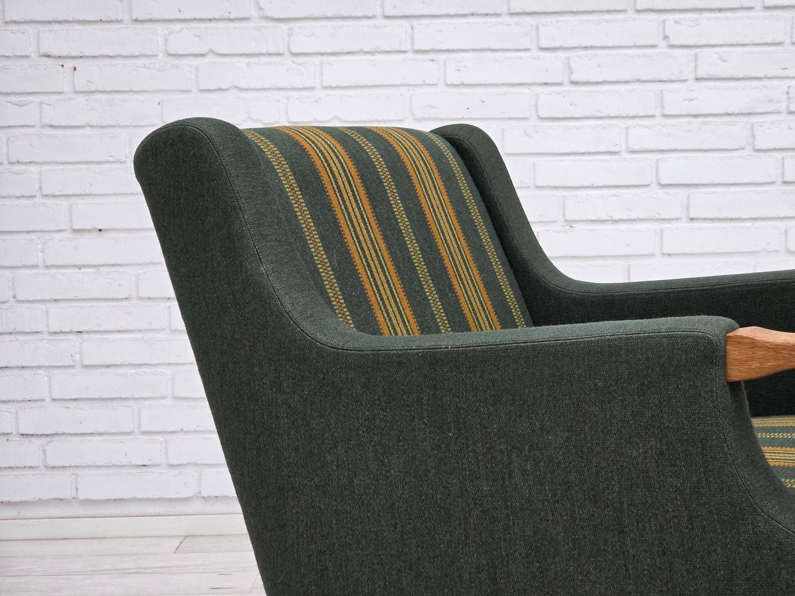 Ca. jaren 1970, Deense fauteuil, groene meubelwol, massief eikenhout. photo 895.0