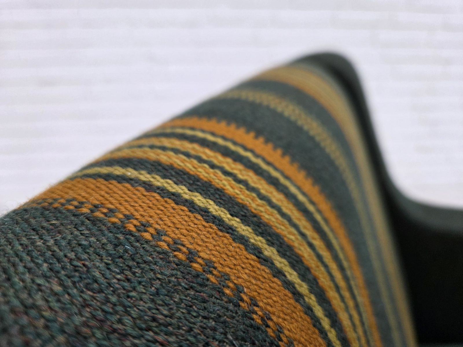 Ca. jaren 1970, Deense fauteuil, groene meubelwol, massief eikenhout. photo vinterior