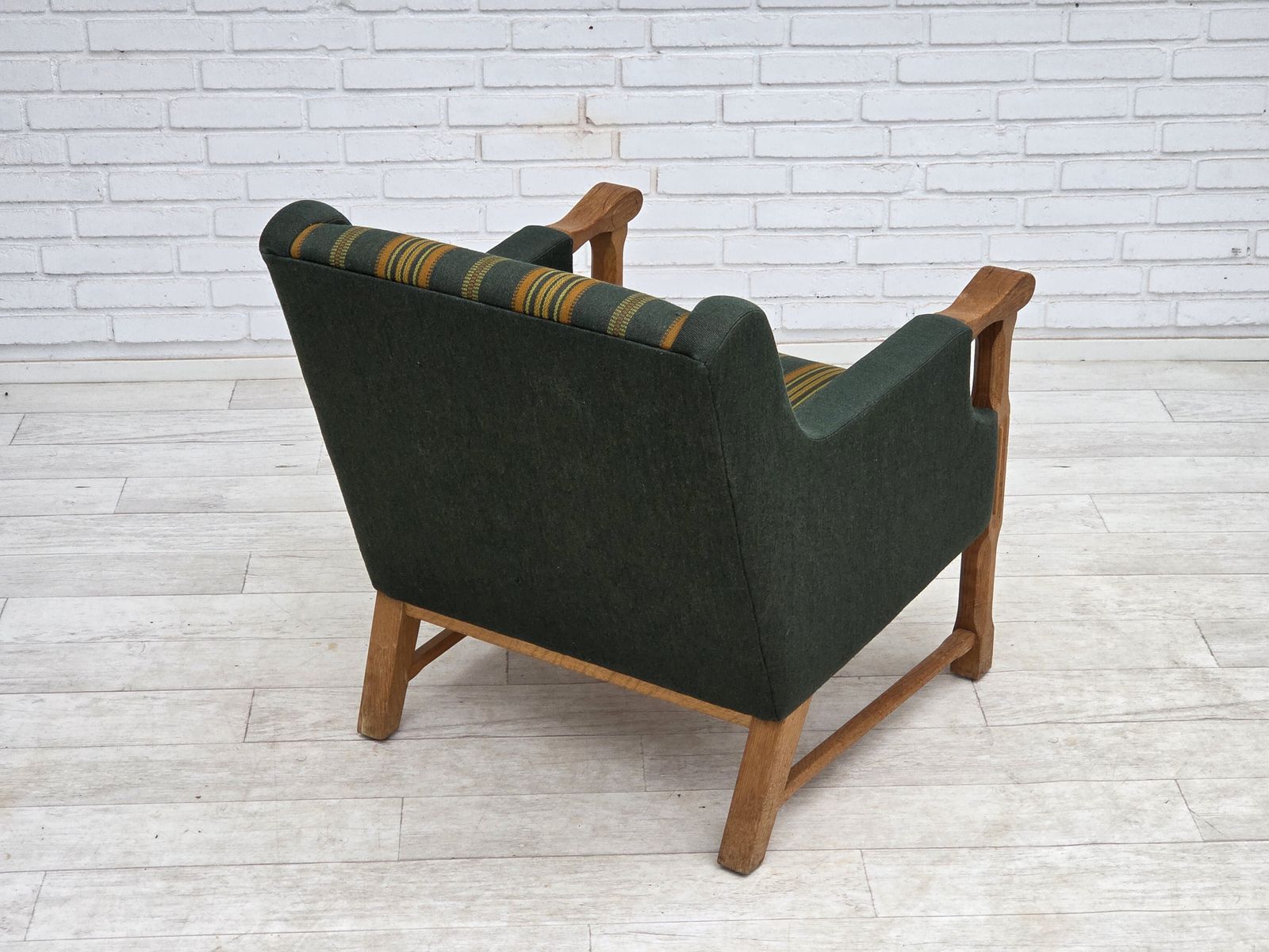 895.0 Ca. jaren 1970, Deense fauteuil, groene meubelwol, massief eikenhout. photo