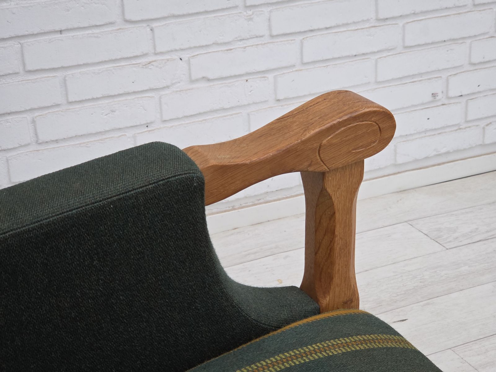 photo vinterior Ca. jaren 1970, Deense fauteuil, groene meubelwol, massief eikenhout.