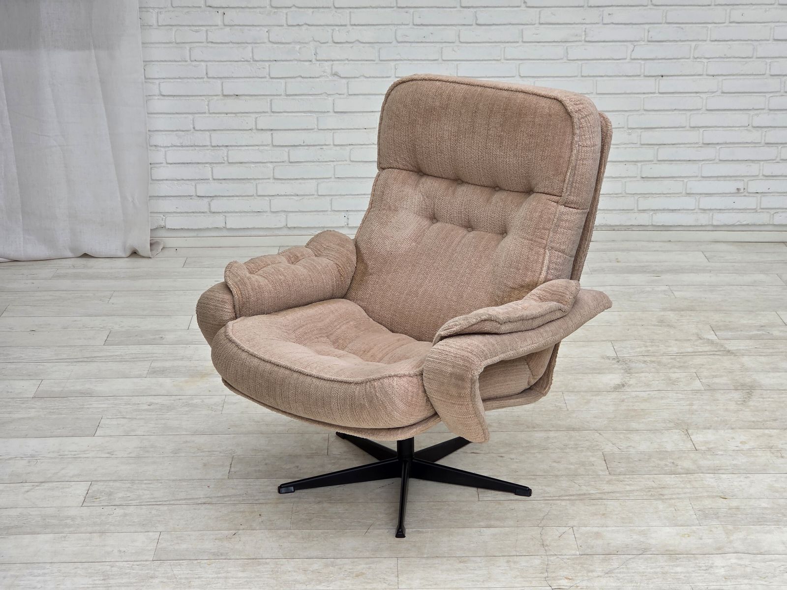 photo vintage 1970s, Danish Swivel Armchair, Beige Furniture Fabric.