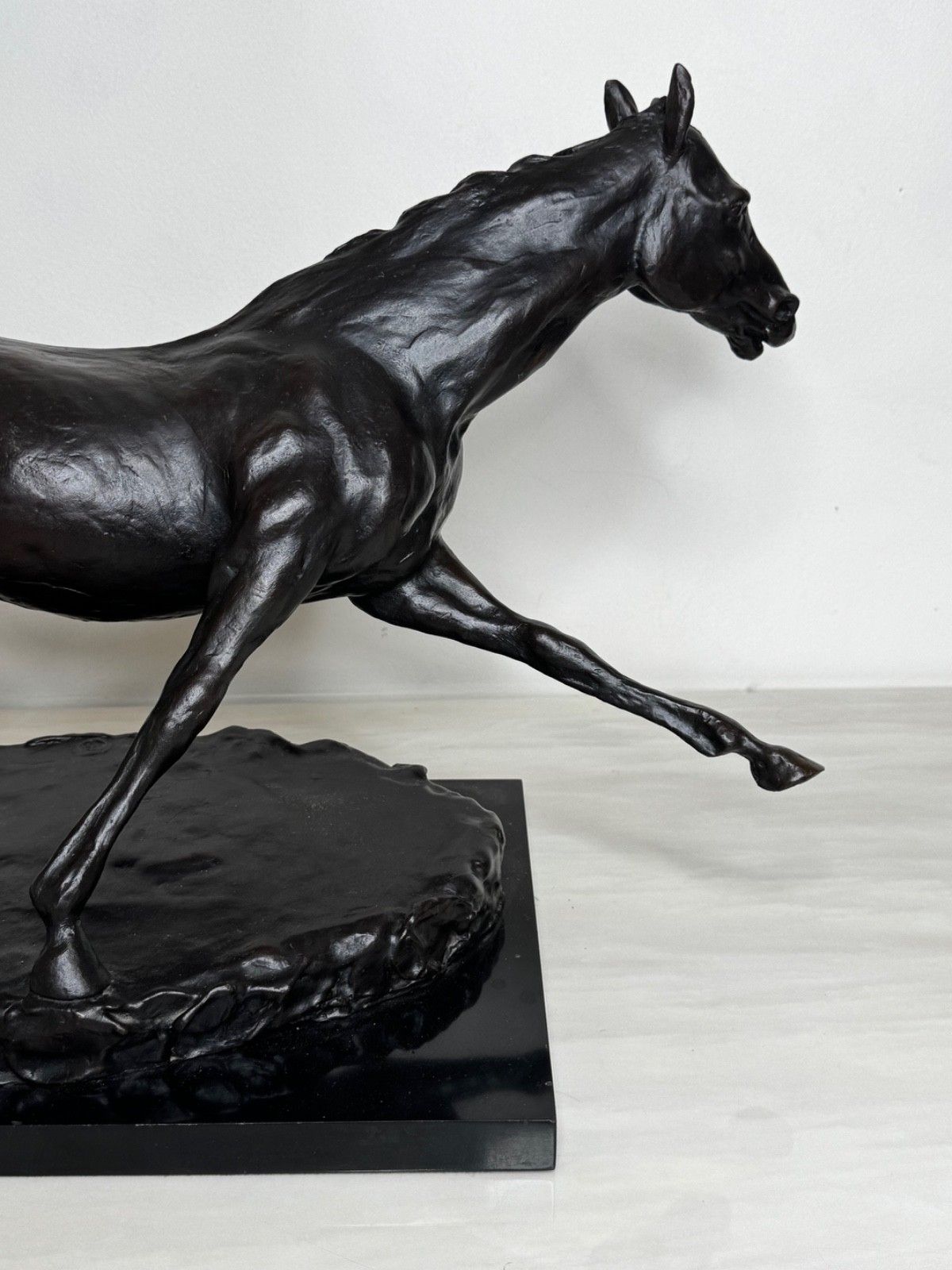 Bronzen ruiterstandbeeld "Galloping Horse" van Enzo Plazzotta, limited edition nr. 6/9 photo Kunst