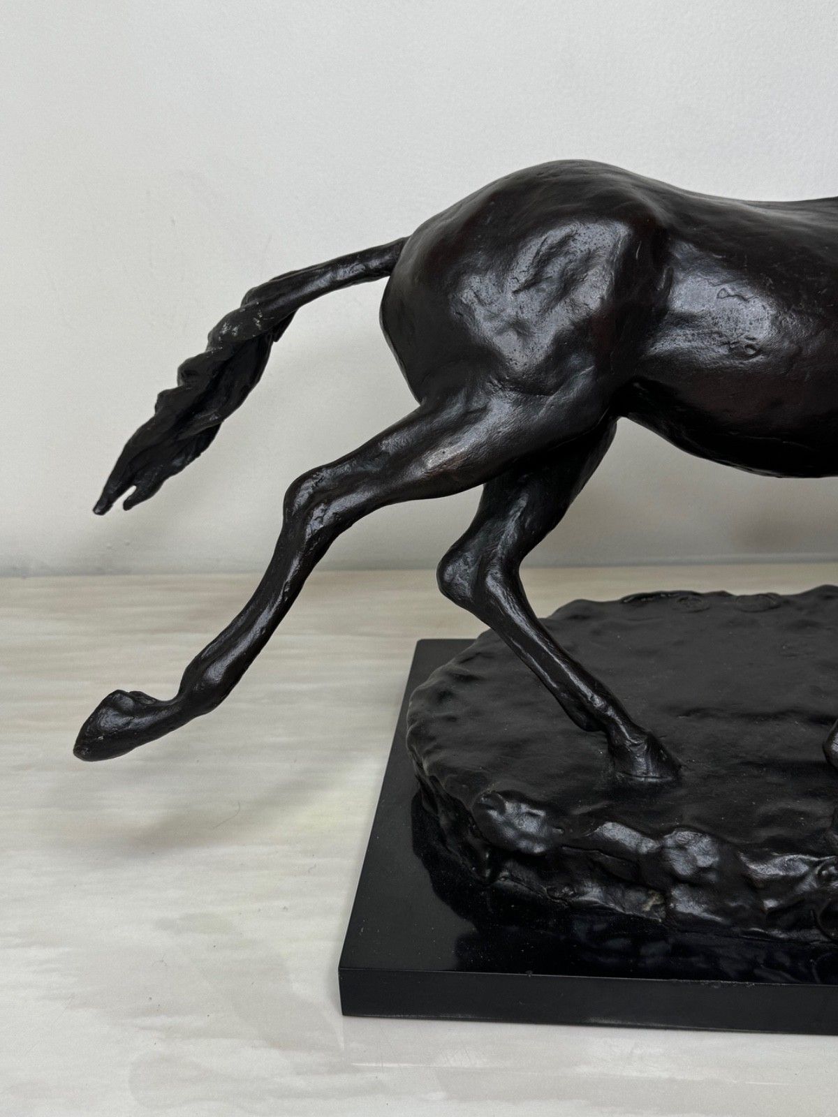 Bronzen ruiterstandbeeld "Galloping Horse" van Enzo Plazzotta, limited edition nr. 6/9 photo 12500.0
