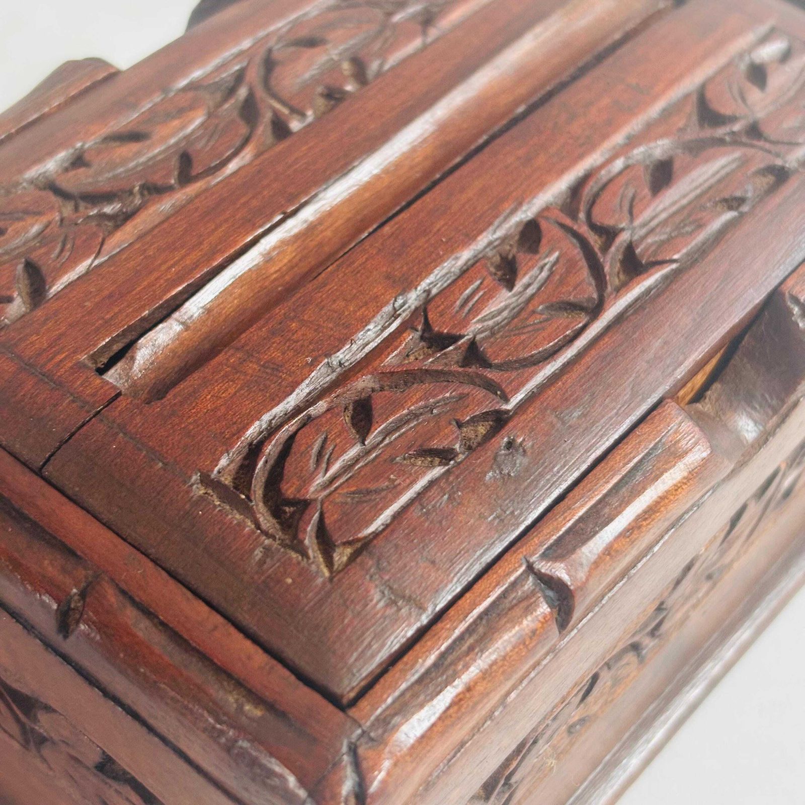 photo vintage Antiek Edwardiaans gesneden eiken sigarettendispenser, ca. 1910