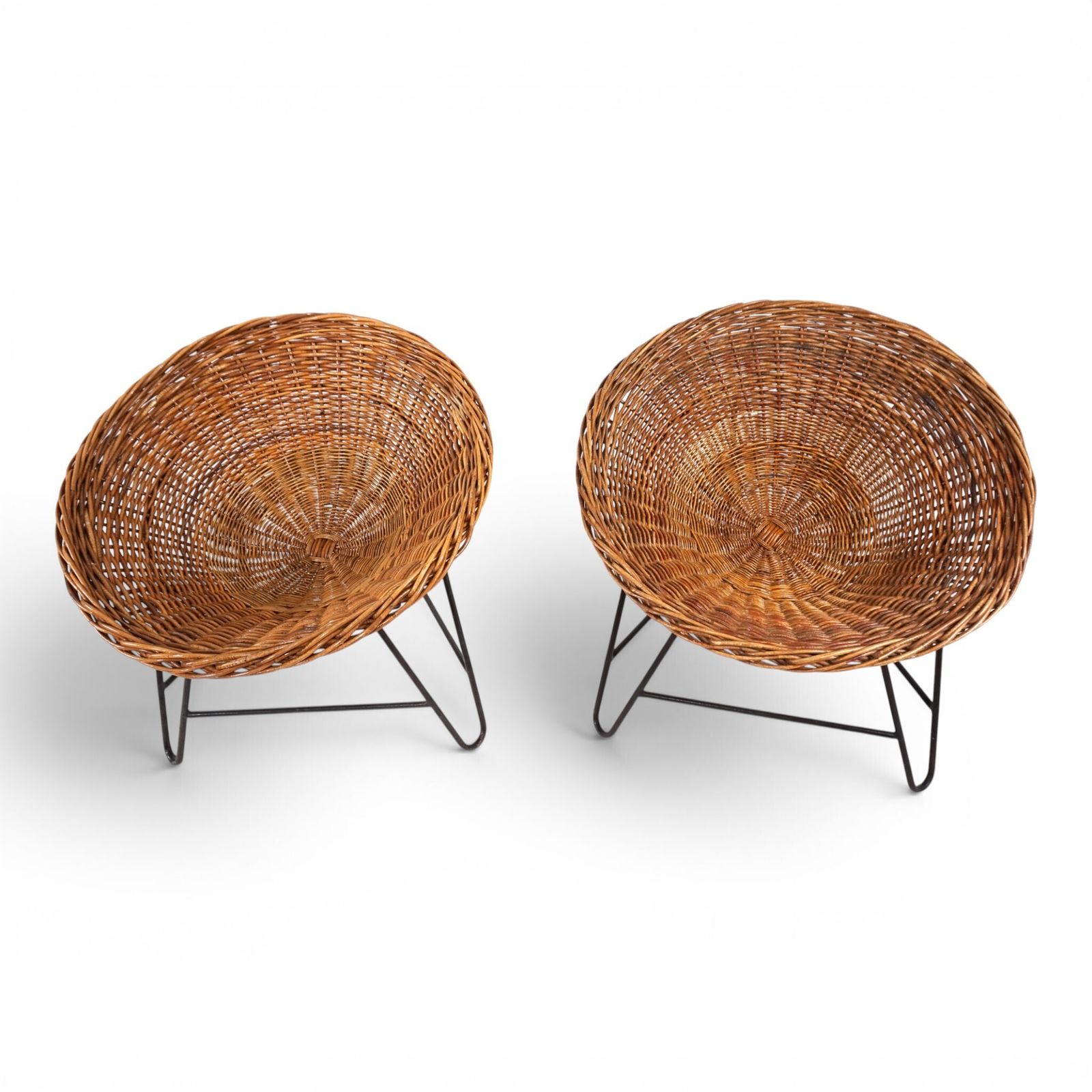 Pod Chairs – Paar rotan/rieten loungstoelen op metalen frame, 1970 photo for sale