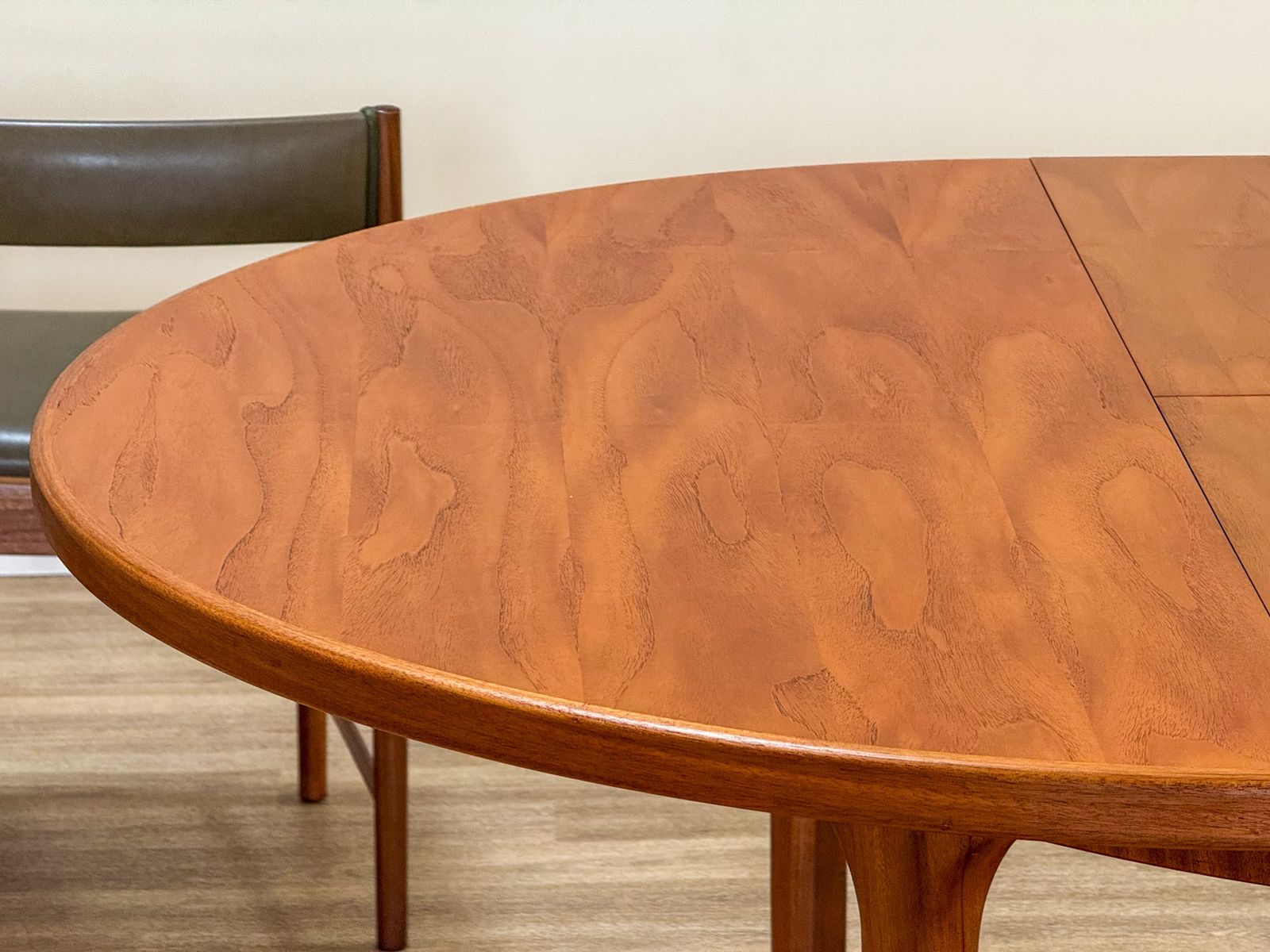 photo vinterior McIntosh Dunvegan Teak Dining Set – Round Extending Table & 4 Chairs (1960s Scotland)