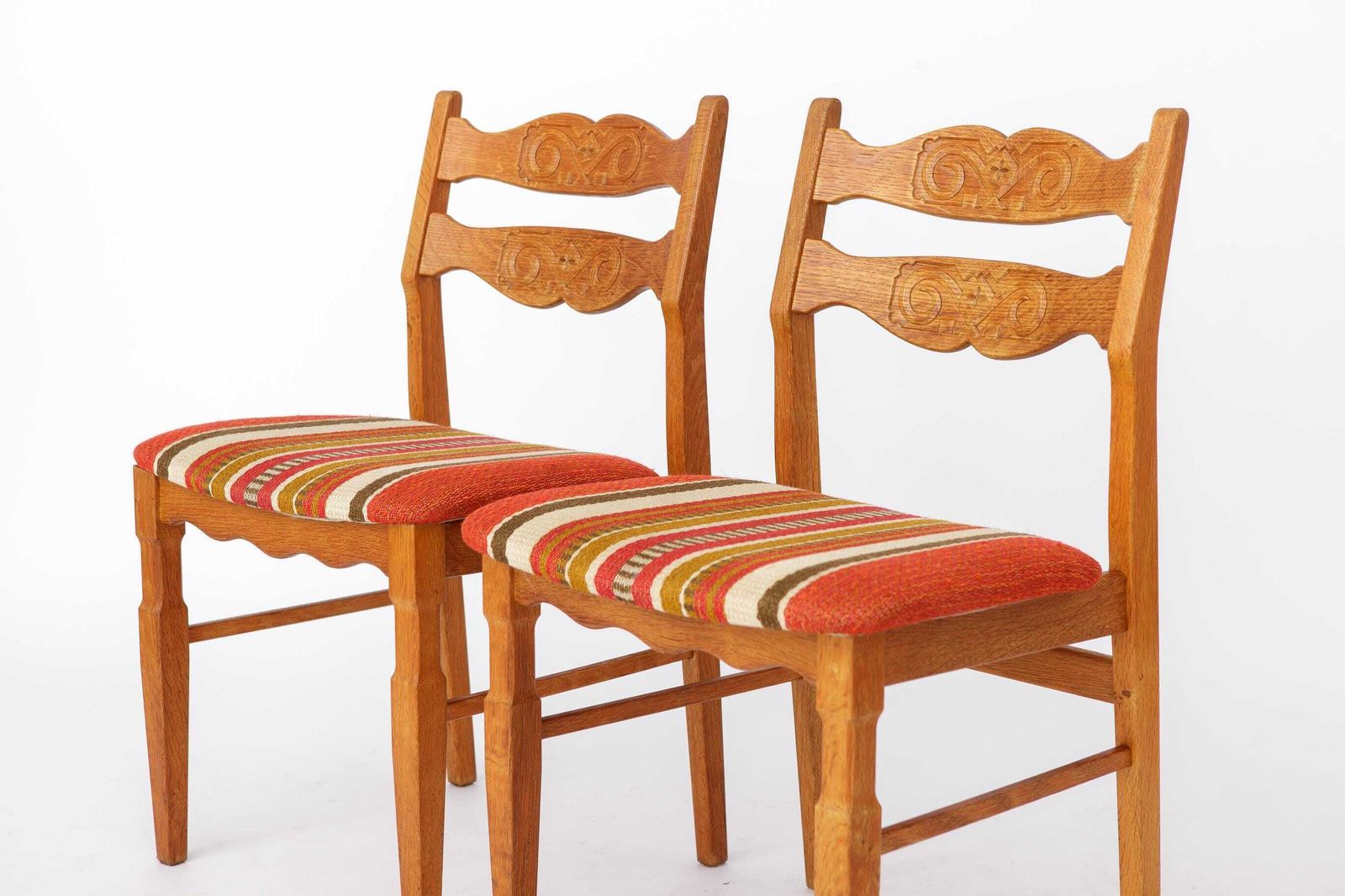 photo furniture Set van 4 Henning Kjærnulf eiken eetkamerstoelen | Danish Modern | Eg Møbler | jaren 1970