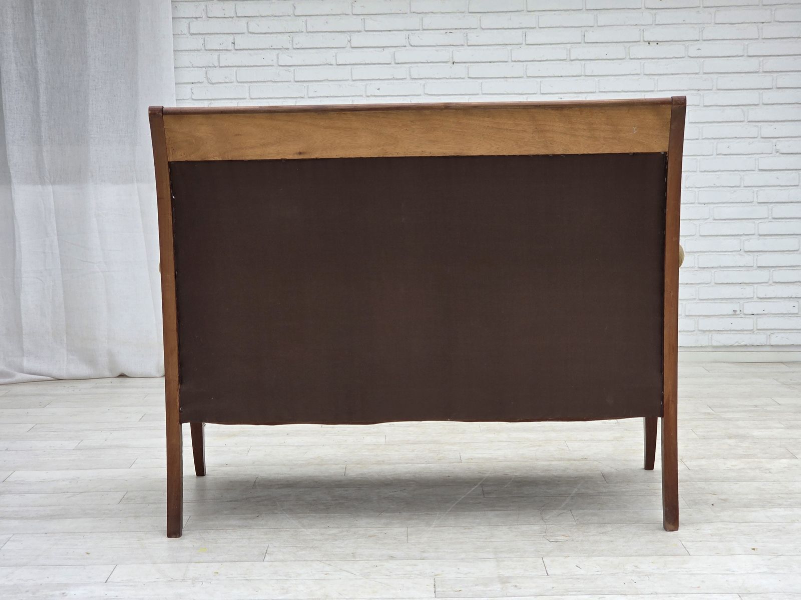 photo vintage 1950s, 2 Seater Danish Highback Sofa, Furniture Velour, Laqered Teak Wood.