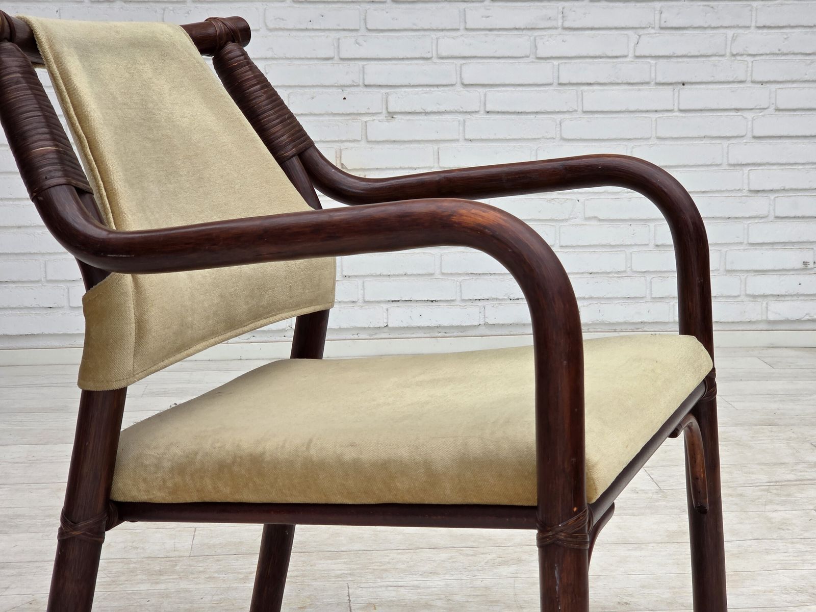 Ca. jaren 1980, paar Scandinavische fauteuils, meubelvelours, bamboe. photo Meubels