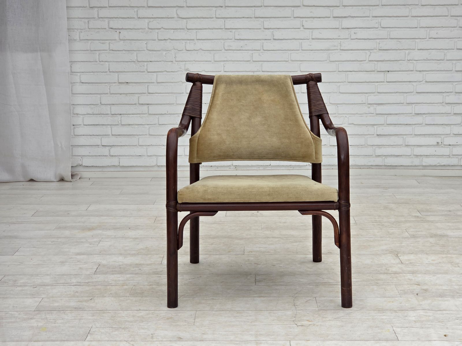 Ca. jaren 1980, paar Scandinavische fauteuils, meubelvelours, bamboe. photo buy