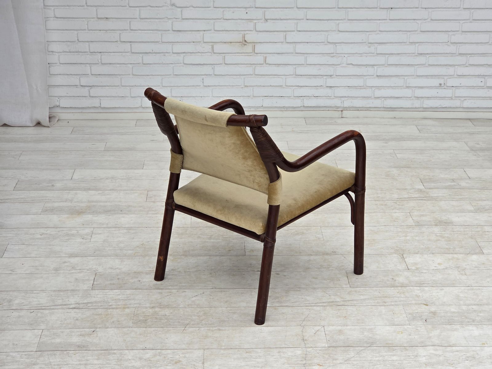 Meubels Ca. jaren 1980, paar Scandinavische fauteuils, meubelvelours, bamboe. photo