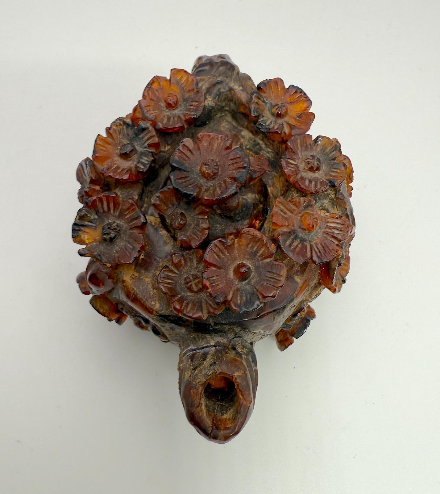 Antiek Chinees gesneden amber miniatuur wijnpot, prunus/pruimbloesemdecor in reliëf, late Qing-dynastie - zoals gevonden, met schade photo for sale