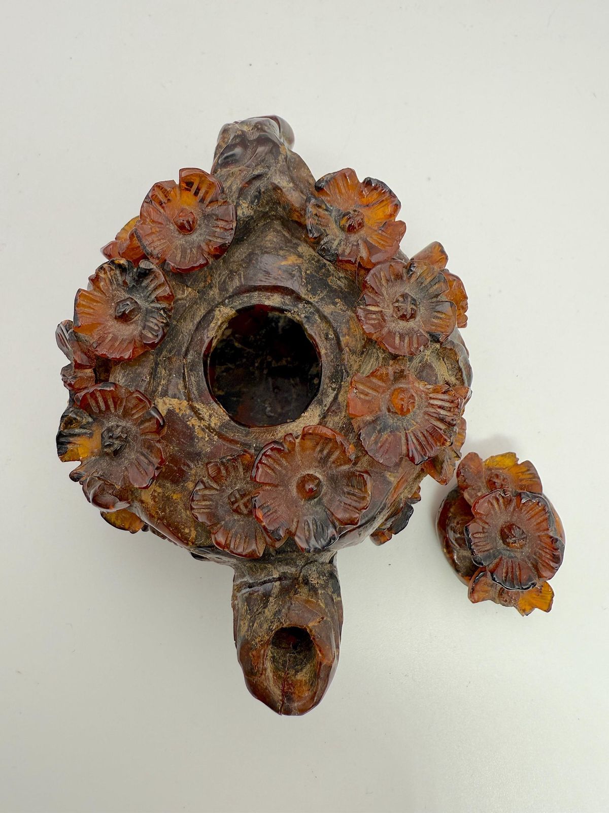 Antiek Chinees gesneden amber miniatuur wijnpot, prunus/pruimbloesemdecor in reliëf, late Qing-dynastie - zoals gevonden, met schade photo 240.0