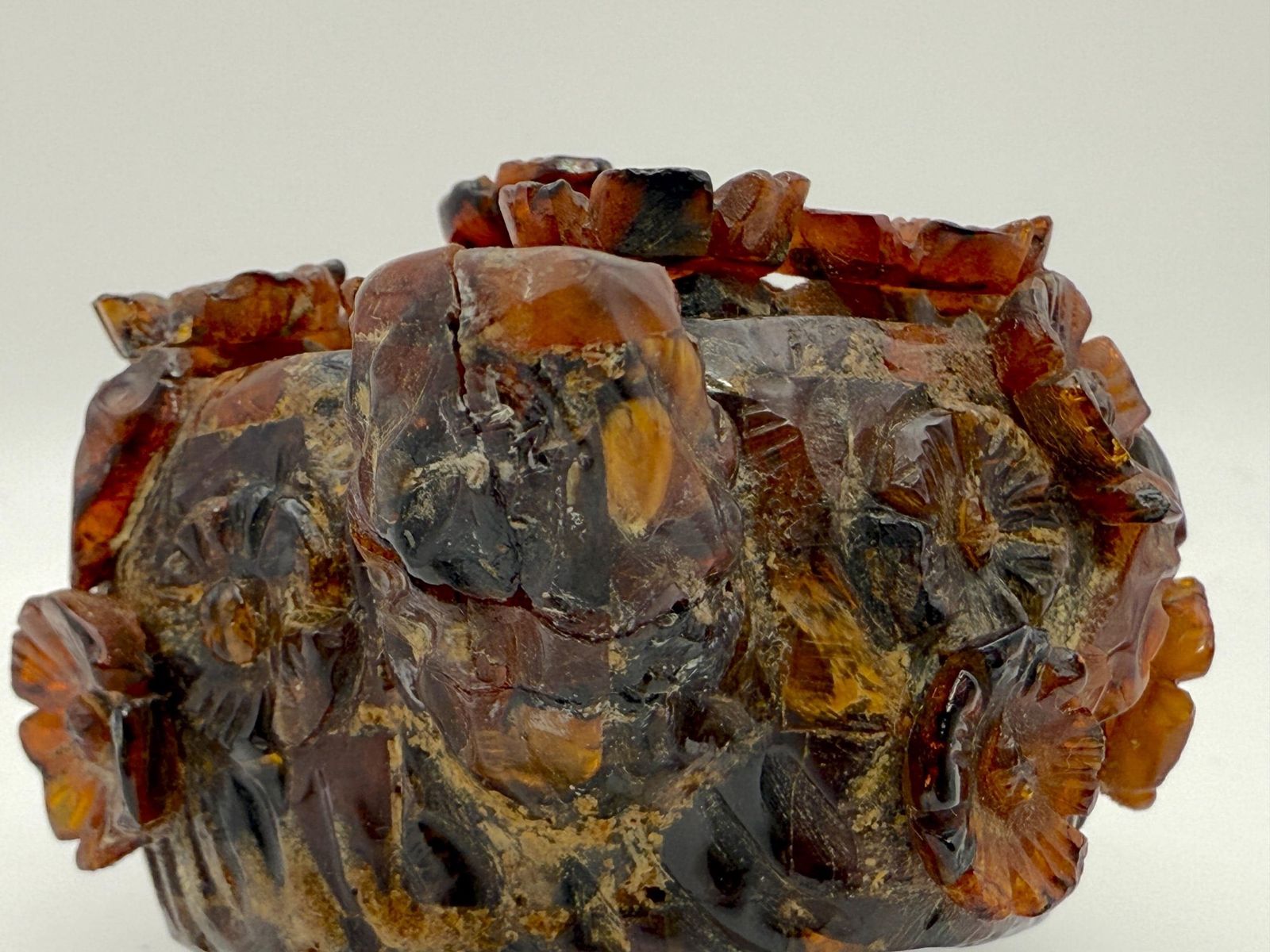 photo for sale Antiek Chinees gesneden amber miniatuur wijnpot, prunus/pruimbloesemdecor in reliëf, late Qing-dynastie - zoals gevonden, met schade
