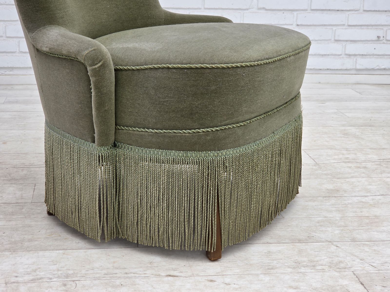 Ca. jaren 1970, Deense fauteuil, groen meubelvelours. photo for sale